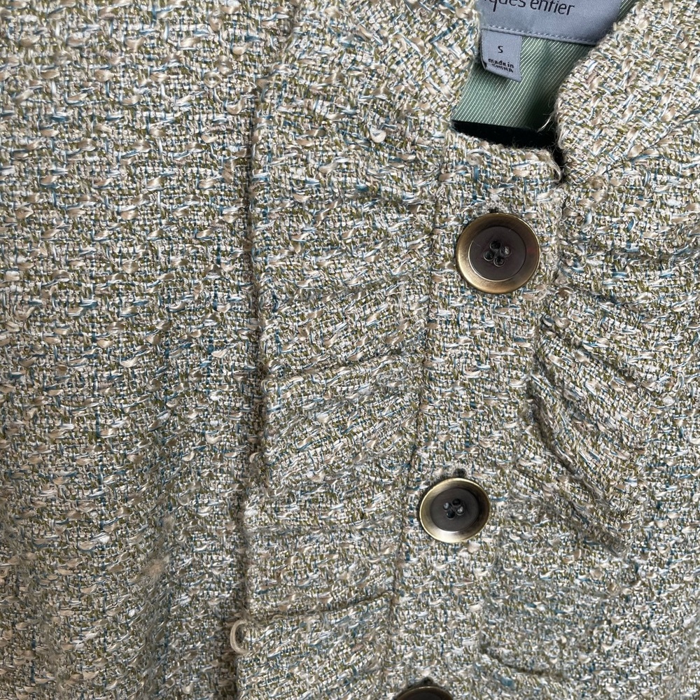Sleeveless jacket with gold and green hues. Beautiful on